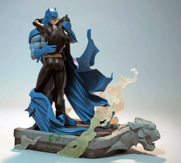 DC Direct Batman: Hush – Batman & Catwoman Kiss Statue 1